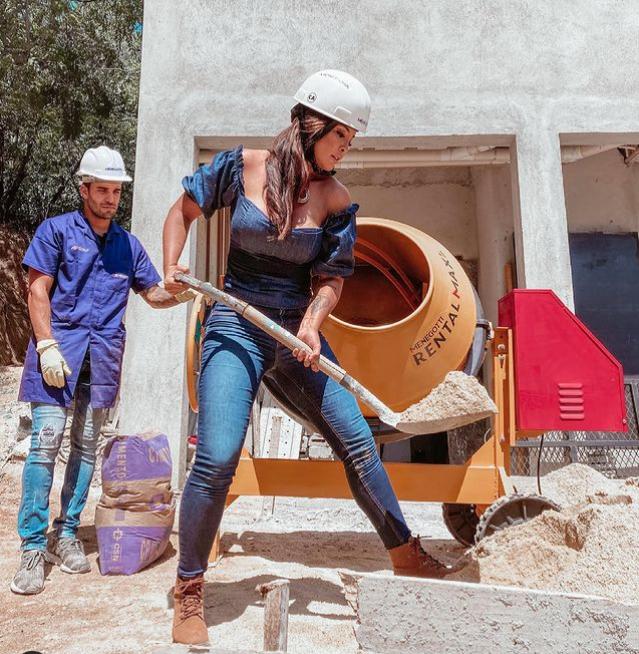 Carol Nakamura põe a mão na massa e ajuda em obra de sua mansão