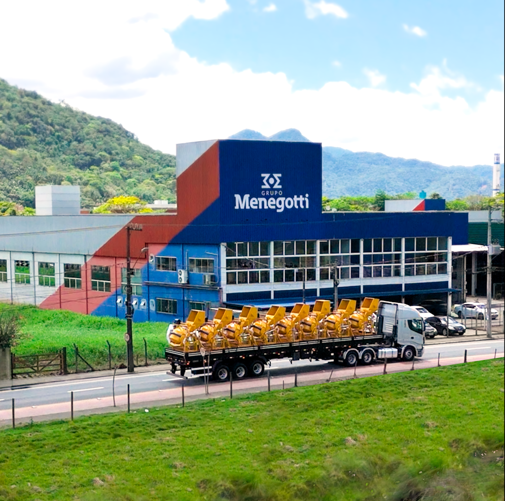 Hoje, no pátio da Menegotti, a cena é gigante.