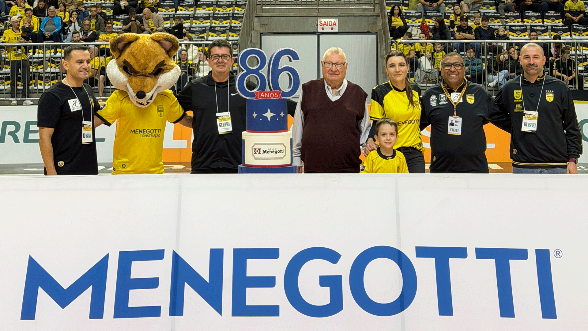 Menegotti recebe homenagem pelos seus 86 anos durante partida do Jaraguá Futsal