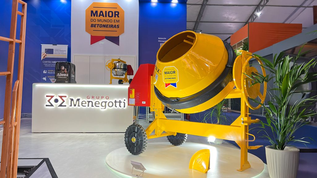 Menegotti destaca a Max 400L na Construsul 2026